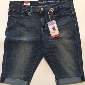 Levi’s Women’s Signature Straight Shorts Size 16